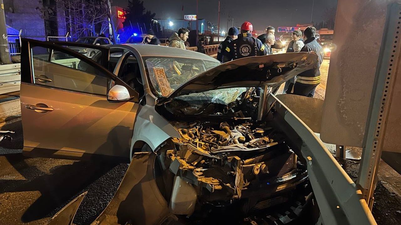 Gebze’de Otomobil Bariyerlere Çarptı! 4 Yaralı Var