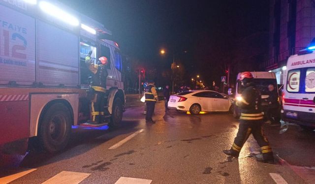 İzmit’te Otomobil ile İşçi Servisi Kaza Yaptı
