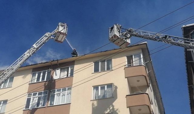 Gebze’de 5 Katlı Binanın Çatısı Yandı