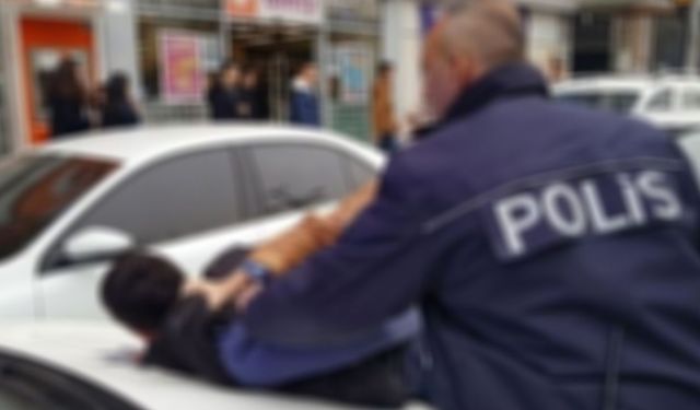 İzmit’te Müşteri Polise Saldırdı