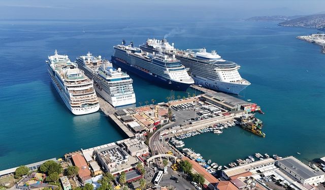 Kuşadası’nda Turizm Hareketliliği: 4 Kruvaziyerle 13 Bin 750 Turist Geldi