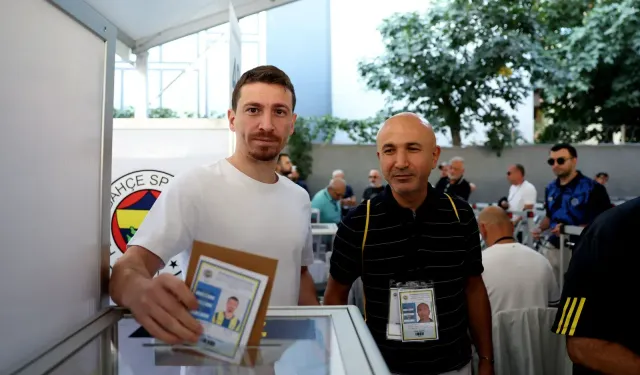 Fenerbahçe Kaptanı Mert Hakan Yandaş, Seçim İçin Sandık Başına Gitti