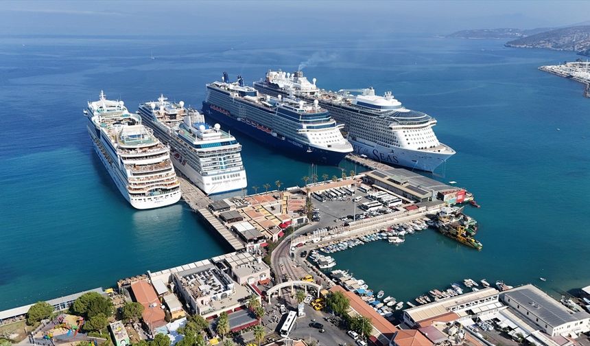 Kuşadası’nda Turizm Hareketliliği: 4 Kruvaziyerle 13 Bin 750 Turist Geldi
